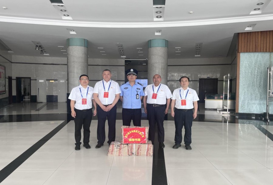 圖二為捐贈書籍現場