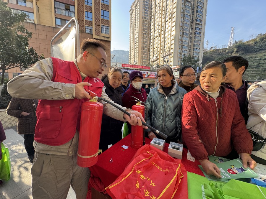 圖一為工作人員講解滅火器使用方法