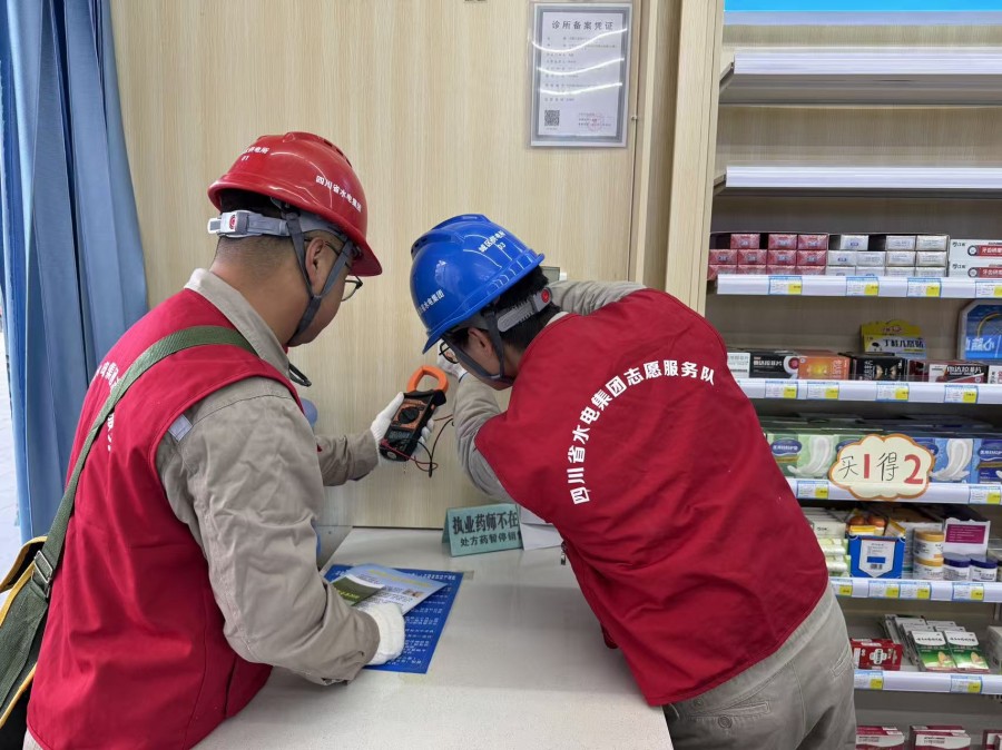 圖三為工作人員檢查線路開關(guān)